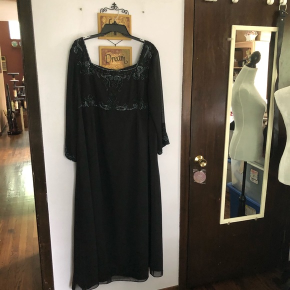 Black gown - Picture 10 of 12